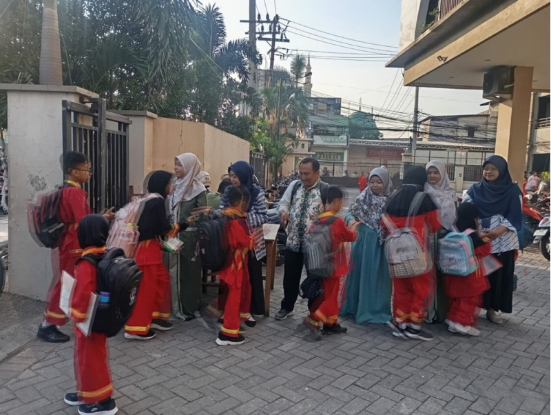 SMP Muhammadiyah 14 Surabaya Budayakan Karakter Religius Melalui Kegiatan Sambut Siswa Setiap Pagi