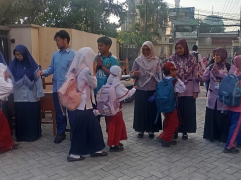 Sambut Siswa di Pagi Hari : Upaya Sekolah Bentuk Karakter Sa