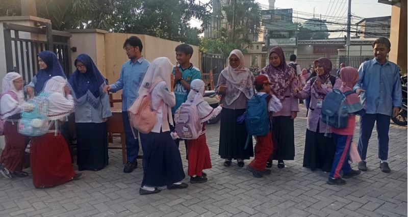 Sambut Siswa di Pagi Hari : Upaya Sekolah Bentuk Karakter Santun dan Disiplin
